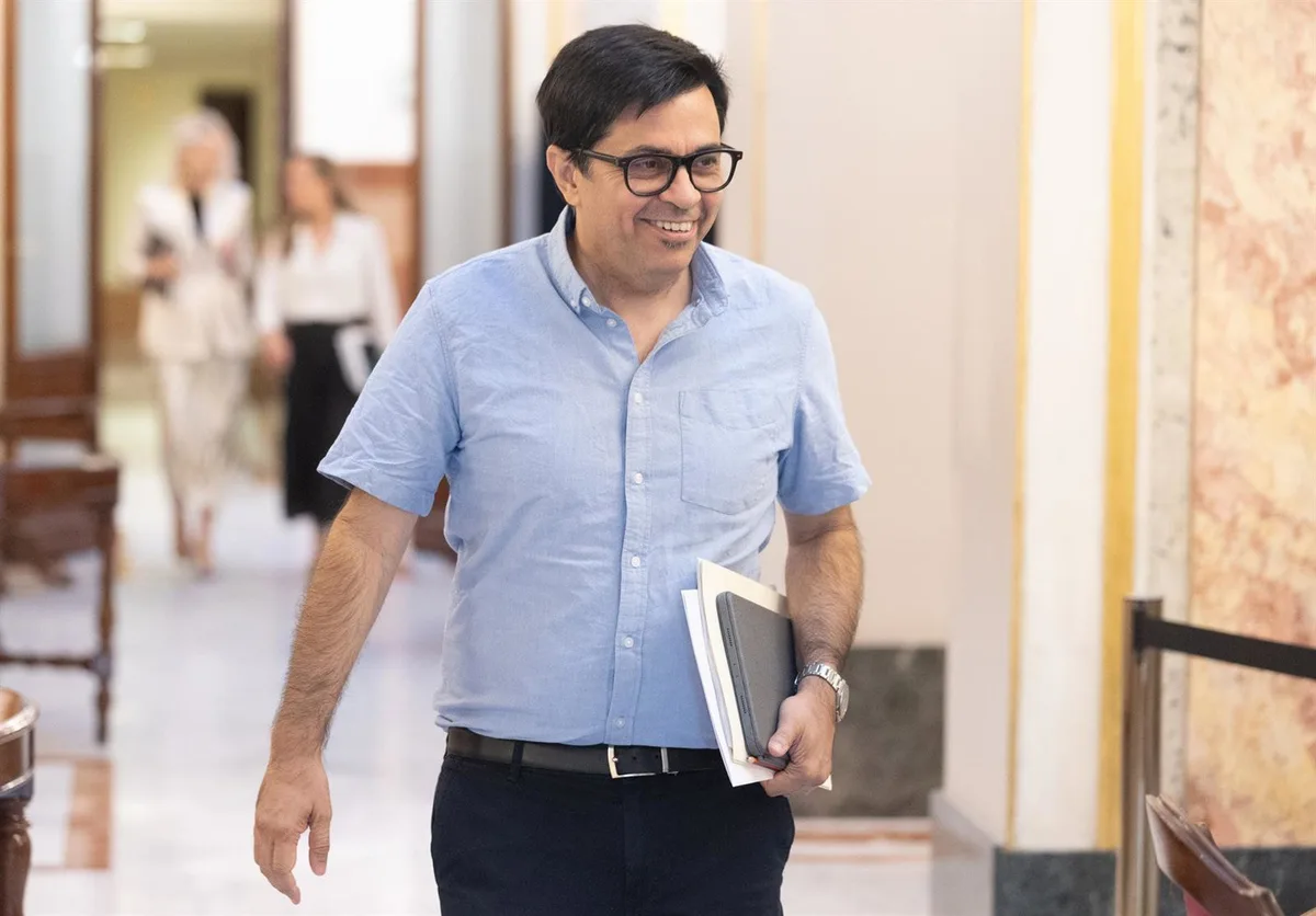 Pisarello (Comuns) anima al Gobierno a prohibir o al menos restringir con firmeza el uso de programas tipo Pegasus