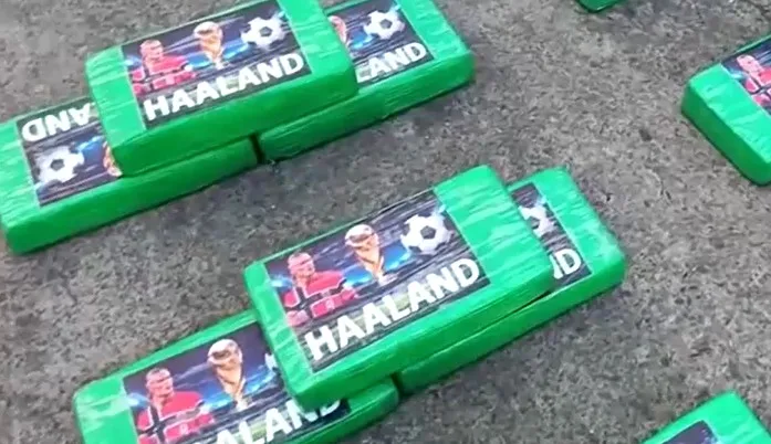 VÍDEO: Cocaína com rosto de Haaland é apreendida no Equador