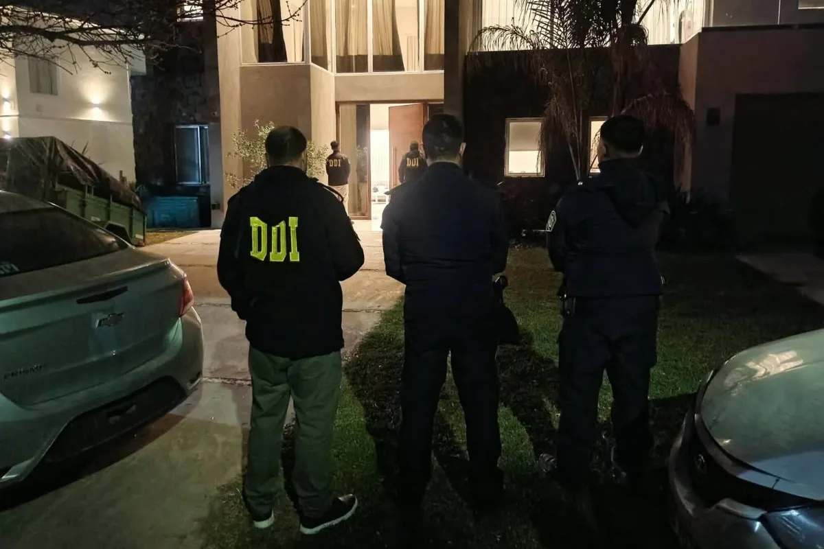 Video: el allanamiento a una de las casas de L-Gante ante una denuncia por amenazas