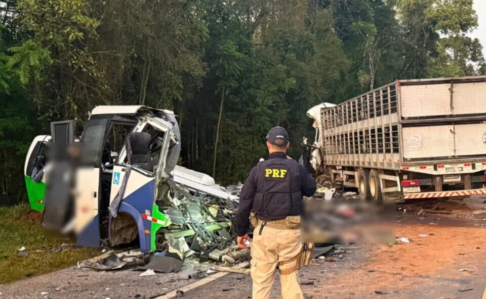 URGENTE! Tragédia na BR-373: colisão frontal entre ônibus e carreta deixa 22 mortos e cinco feridos no Paraná