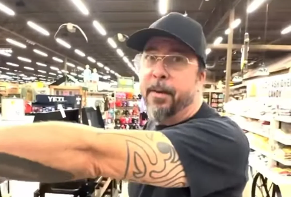 Josh Homme leva Dave Grohl em loja de pesca e caça pela primeira vez em vídeo hilário