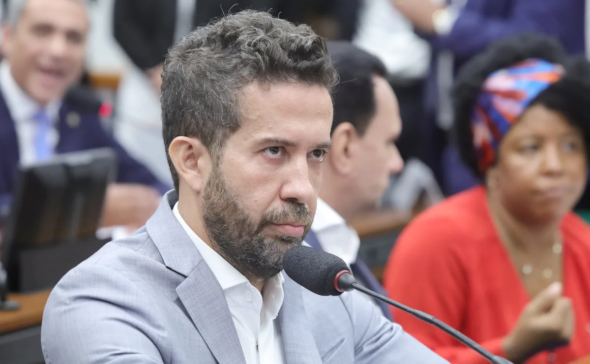 Janones pede a Nunes Marques que reconsidere decisão e restabeleça funcionamento do canal 'Exército do Lula'