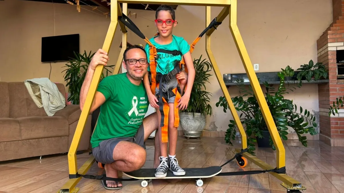 Pai constrói skate adaptado para filho com paralisia cerebral no ES: 'Meu sonho é proporcionar diversão a ele'