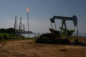 Petróleo tem queda enquanto Arábia Saudita se mobiliza para restaurar oleoduto vital