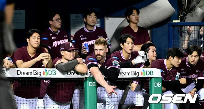 [사진]1-15 대패에 어두운 키움 더그아웃