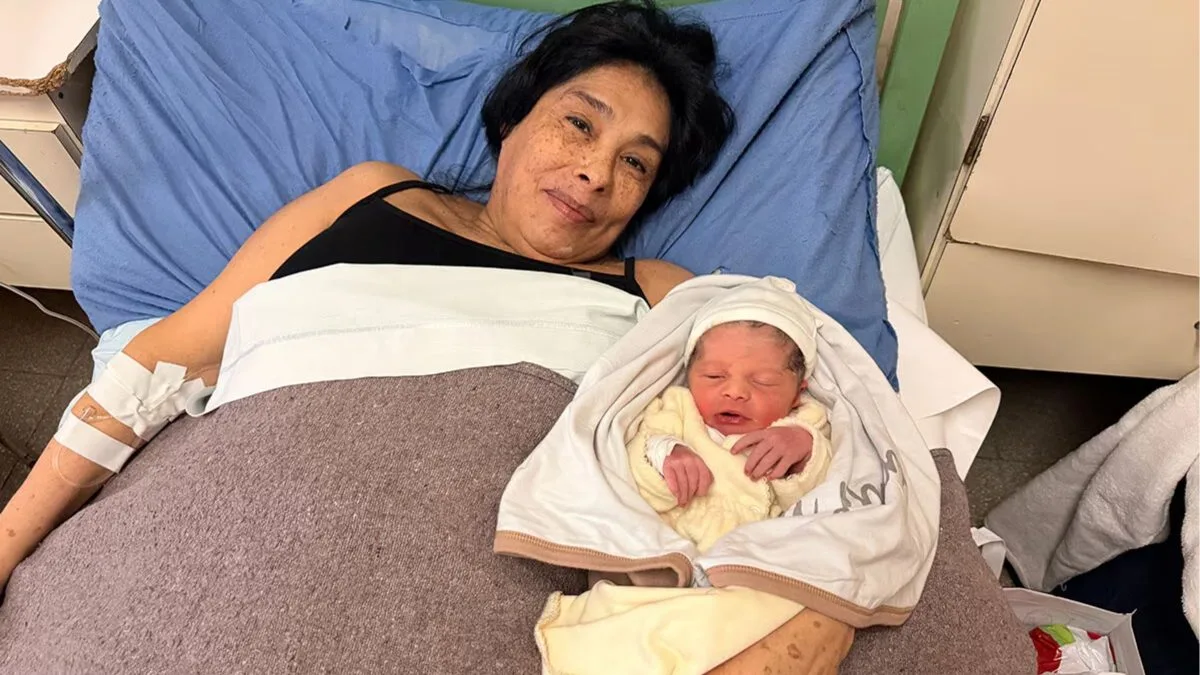 Aos 62 anos, mulher na menopausa dá à luz pela primeira vez e atinge recorde nacional: ‘Passei anos rezando’