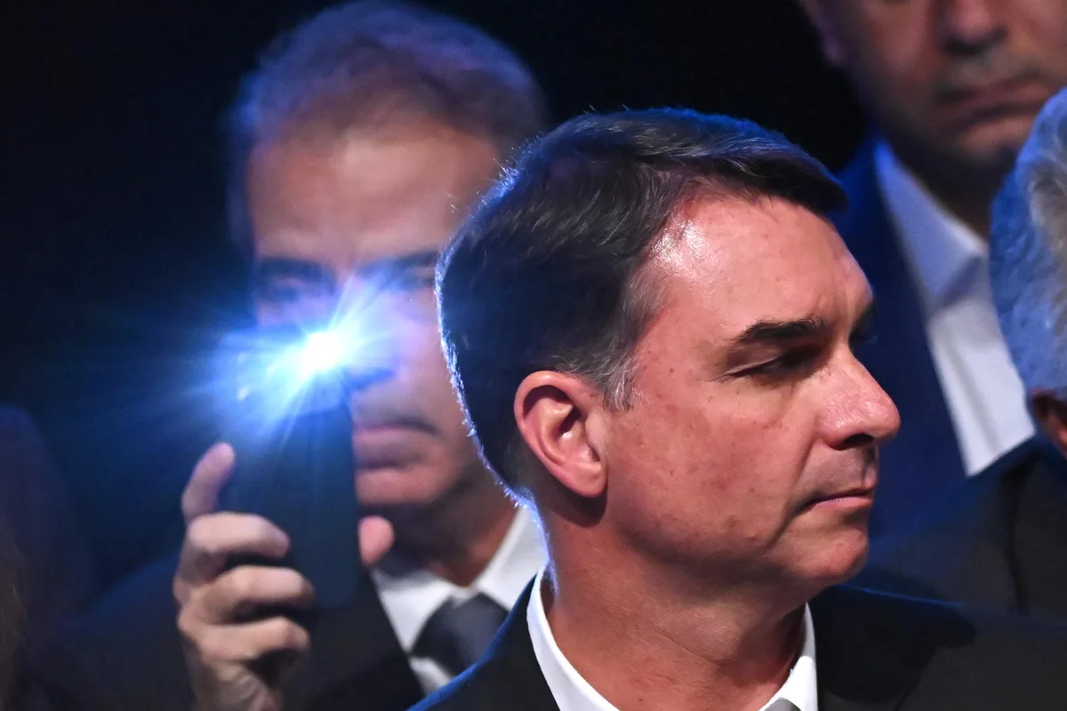 Flávio reclama de ataques de candidatos da centro-direita e cobra críticas a Lula