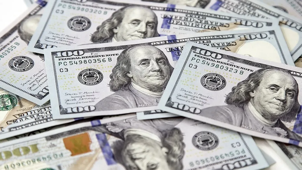 El dólar bajó por primera vez en la semana y cortó una racha de cuatro subas consecutivas
