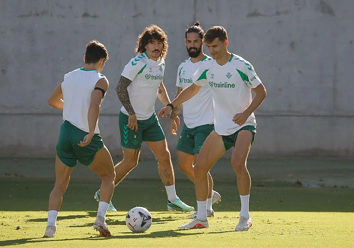 El Betis vuelve a los entrenamientos con Diego Llorente y sin Bartra y los internacionales
