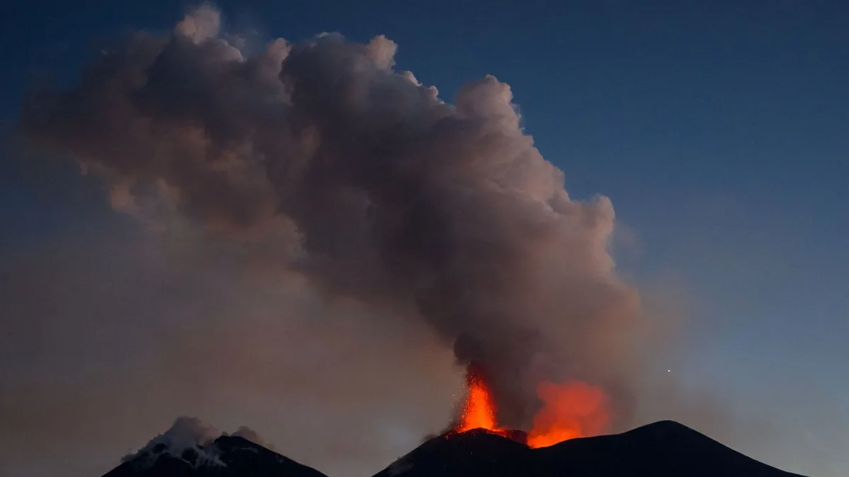 La erupción del Etna vuelve a provocar restricciones en el aeropuerto de Catania (Italia)