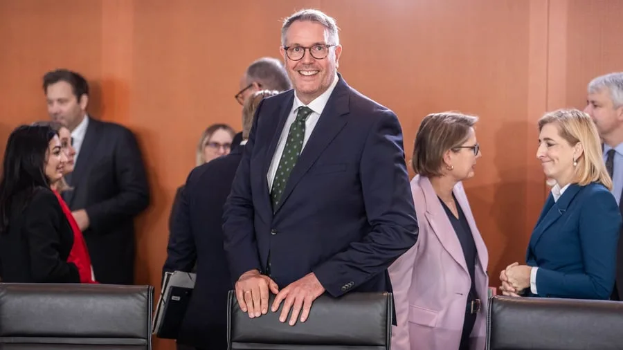 Bundesregierung: Bas-Nachfolger Schweitzer im Bundestag vereidigt