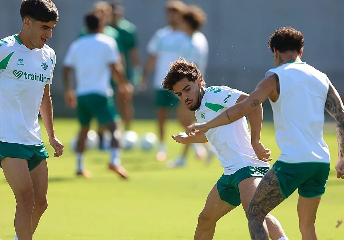 El Betis ultima la preparación de la visita al Deportivo sin Diego Llorente