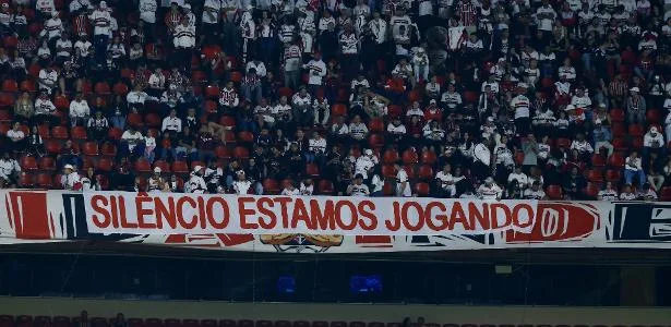 Organizada do São Paulo protesta e não canta: 'Silêncio, estamos jogando'