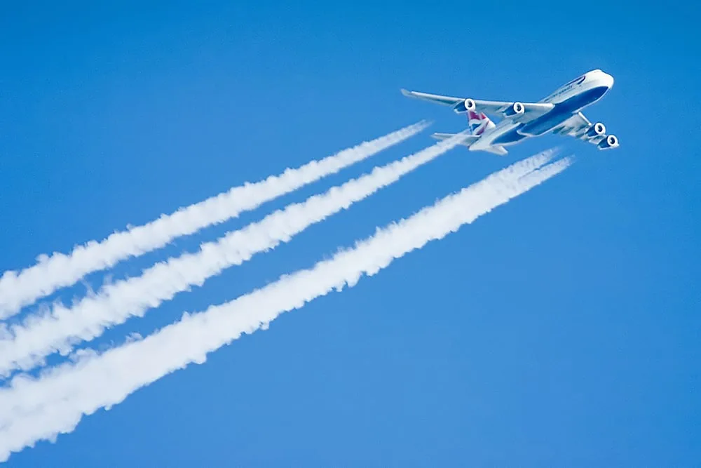 Eliminar os rastos de condensação dos aviões: queimar mais combustível para arrefecer o planeta?