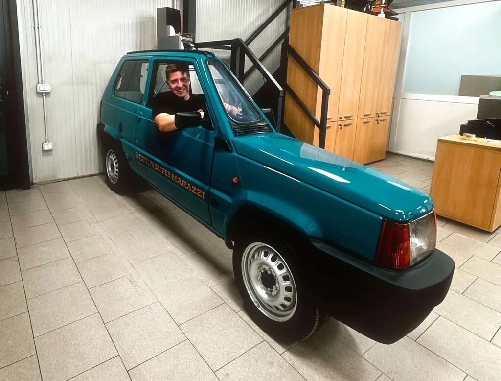 Un italiano ha entrado en el Libro Guinness de los Récords al convertir un Fiat Panda en el coche más estrecho del mundo