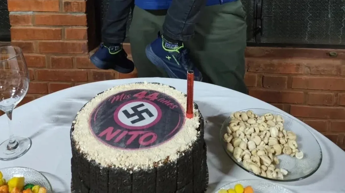 Misiones: un hombre festejó su cumpleaños con una torta decorada con una esvástica y un nene apareció haciendo el saludo nazi