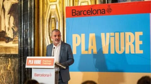 Collboni acuerda con CC.OO. y UGT promover 1.500 nuevos pisos públicos en derecho de superficie durante los próximos 10 años