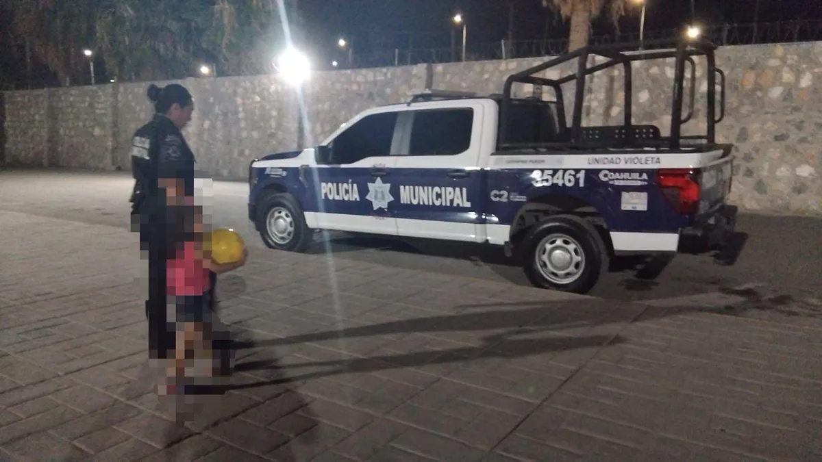 Encuentran de madrugada a niña sola en calles de Torreón; policías la resguardan