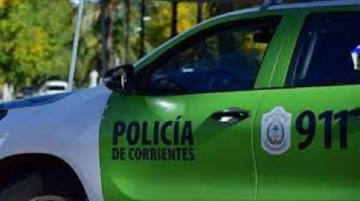 Una mujer policía fue atacada a golpes por su pareja y quedó internada con fractura de mandíbula: su hijo le salvó la vida