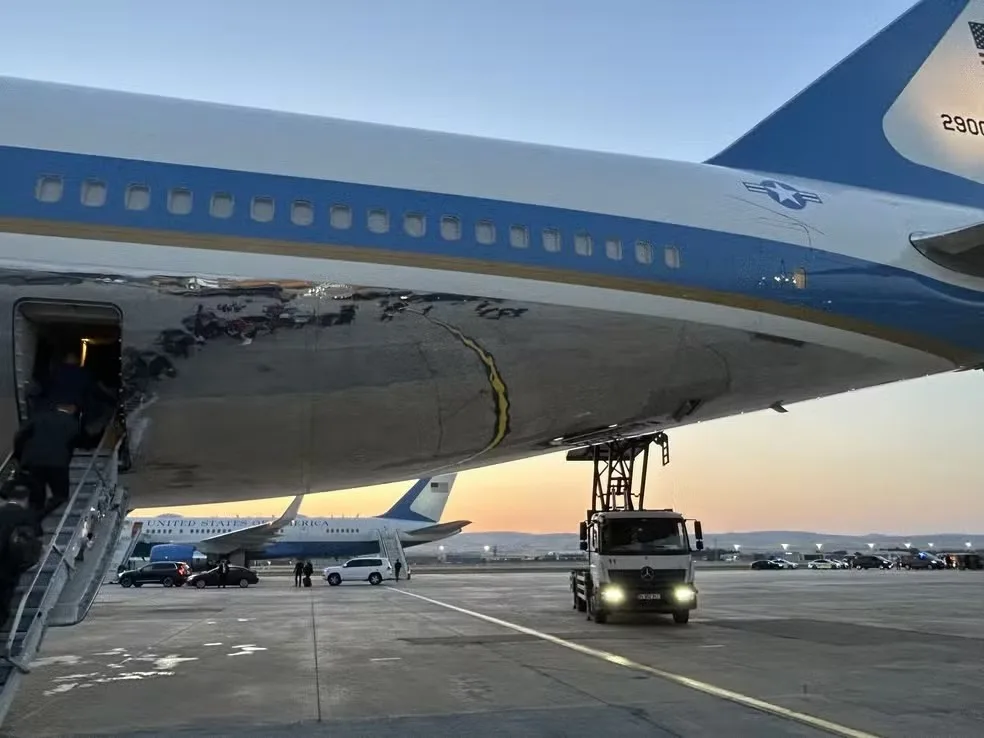 O avião que escondeu Trump de ameaça do Irã: veja as fotos