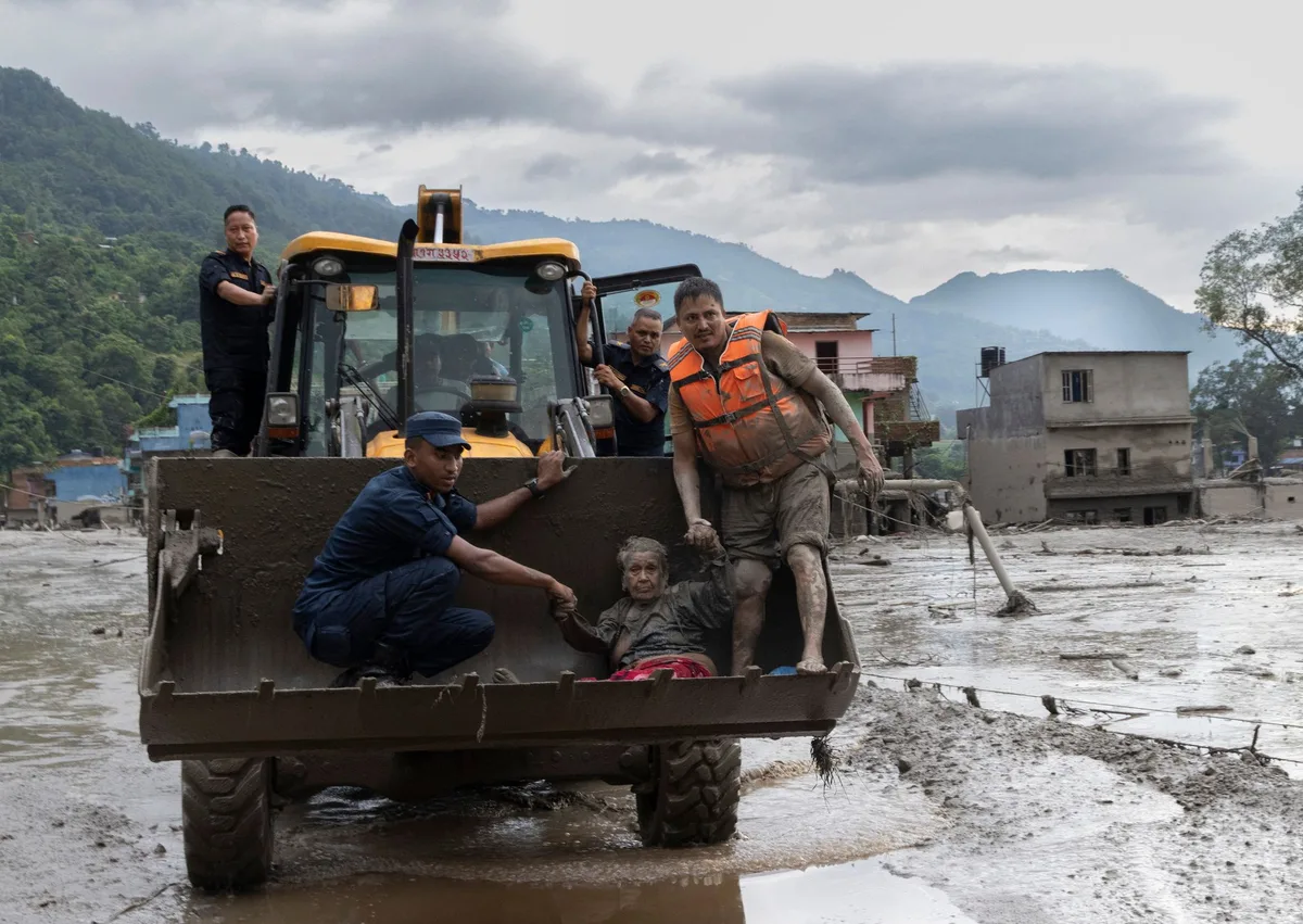 Crues au Népal et au Tibet : quatre Français portés disparus ; au moins 180 morts