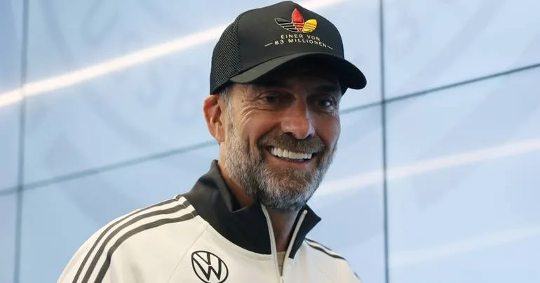 Duas listas, 44 nomes, um boné: o primeiro dia de Klopp