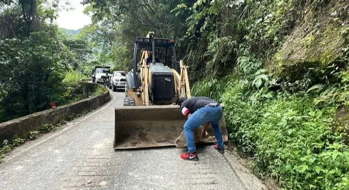 Reabren paso hacia Choroní tras derrumbes en la carretera