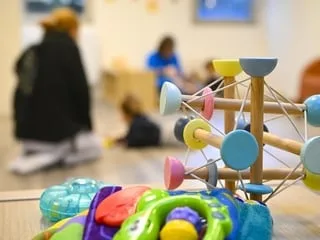 Pour soutenir un secteur des crèches en souffrance, le gouvernement annonce un « plan d’urgence » pour la petite enfance