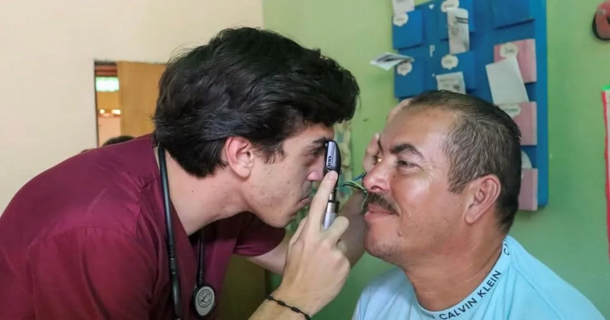 “Pensé que iba a abrirse un hueco en el piso”: el estremecedor relato de un médico que estaba de guardia cuando el terremoto sacudió La Guaira
