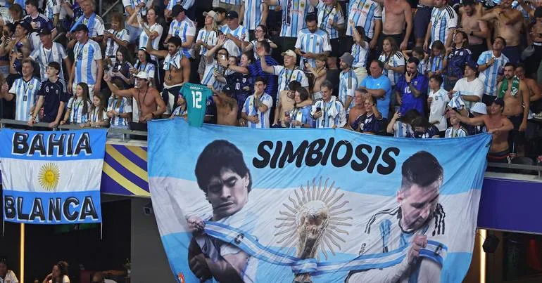 Jogos na Argentina param ao minuto 10 para homenagear Messi