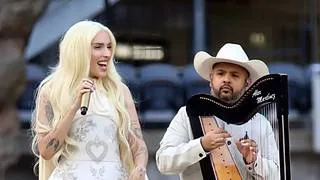 Arpista venezolano se luce junto a Elena Rose en la gira de Karol G