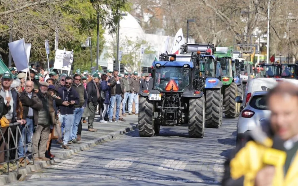 Agricultores concentram-se hoje no parlamento para exigir medidas de apoio