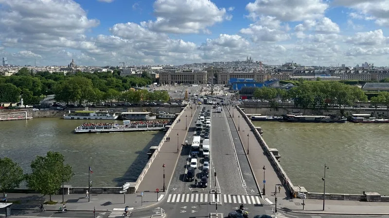 Une cycliste meurt renversée par un camion face à l'Assemblée nationale à Paris, une enquête ouverte