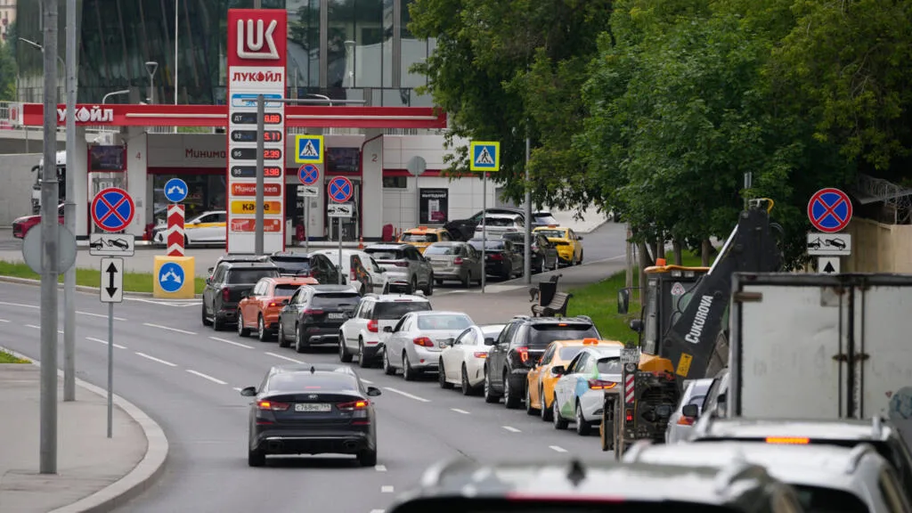 Russie: les Moscovites face aux restrictions de carburant provoquées par les drones ukrainiens