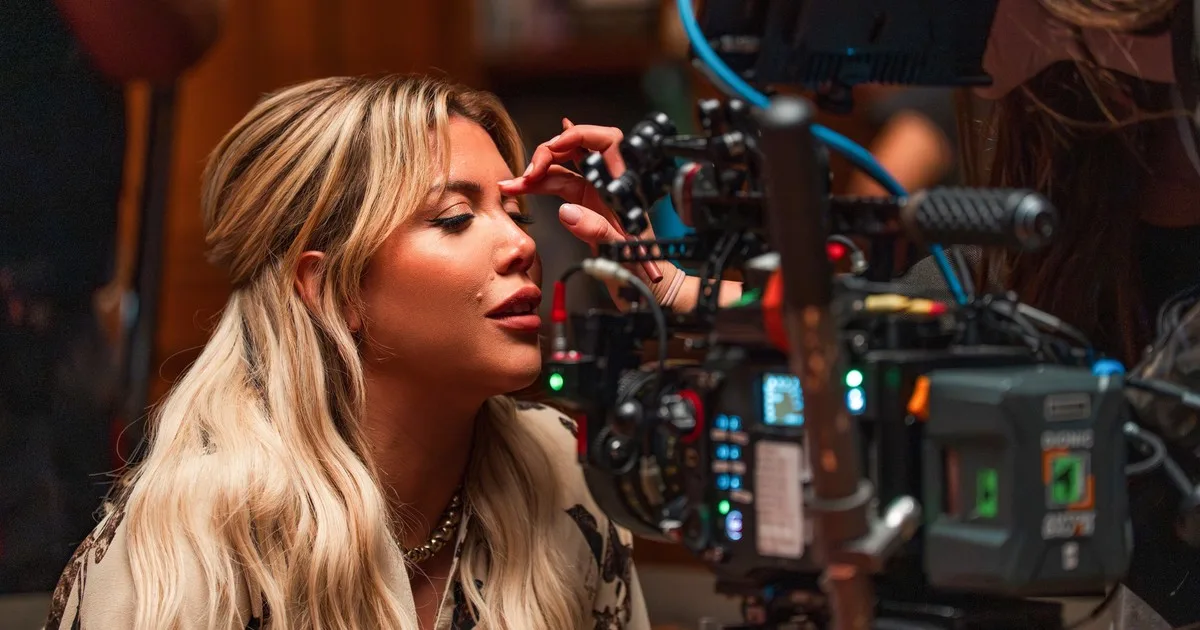 Con bata de Hello Kitty y guión en mano: así fue un día de rodaje con Wanda Nara en su debut cinematográfico