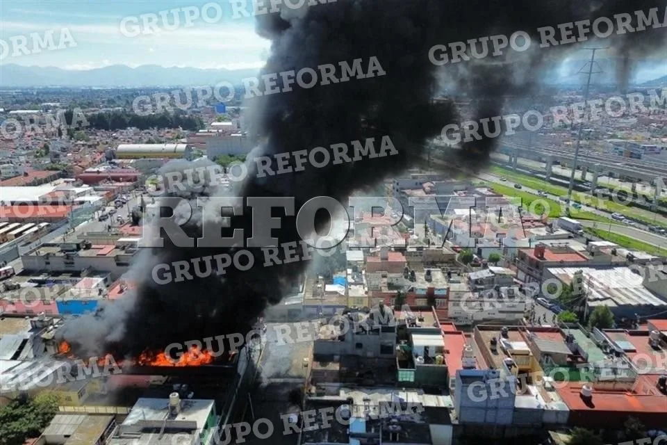 Se incendia bodega de residuos industriales en Toluca