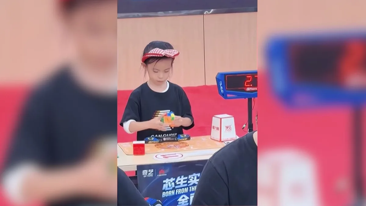 Una niña de apenas 6 años logra resolver un cubo de Rubik en unos segundos y se proclama campeona mundial