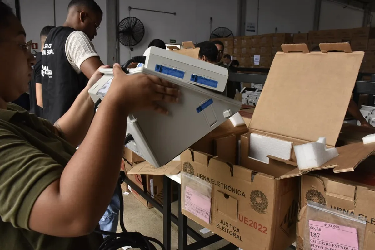 Entenda como as urnas eletrônicas são preparadas e lacradas na Bahia
