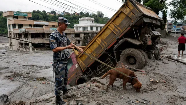 UE duplica ajuda ao Nepal para dois milhões após cheias mortais