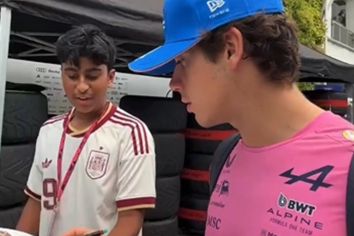 Franco Colapinto llegó a Singapur y tuvo un cruce con un fan que llevaba la camiseta de la selección española: “Está mal”