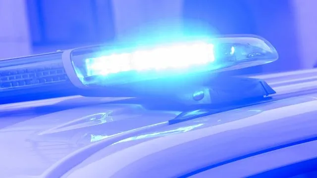 Kriminalität: Verfolgungsjagd: Junger Autofahrer prallt gegen Hauswand