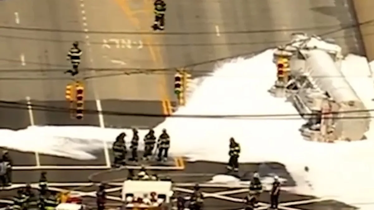 Un camión cisterna volcó cerca del aeropuerto JFK y derramó miles de litros de combustible