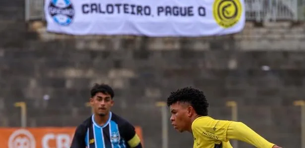 Time do PR cobra dívida do Grêmio com faixa de 'caloteiro' em jogo da base