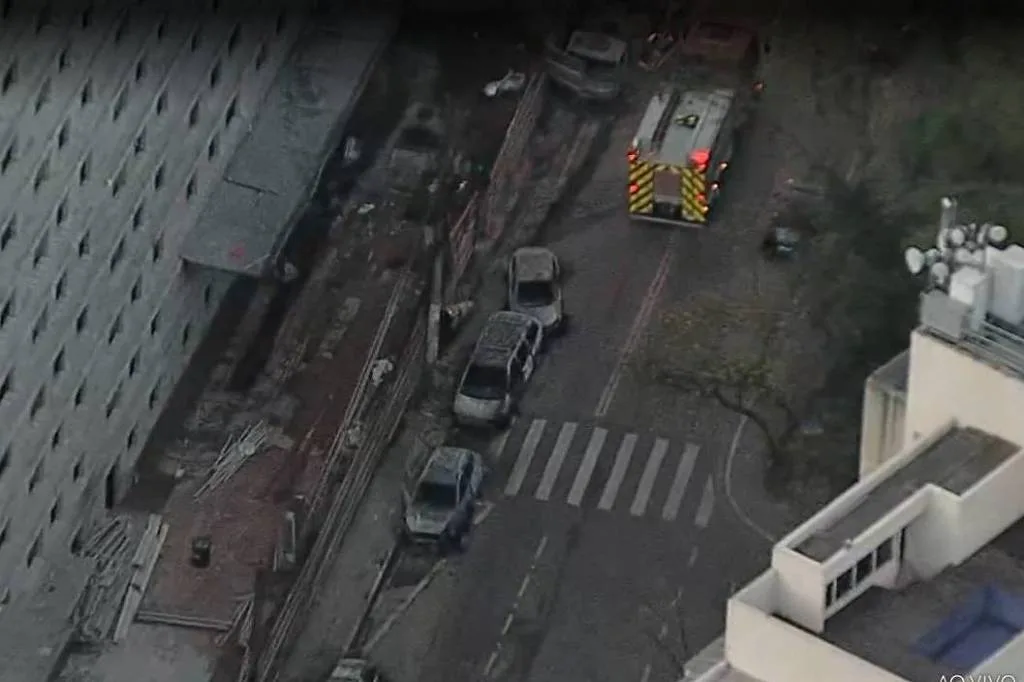 Incêndio destrói galpão e 15 carros na Vila Andrade, em SP