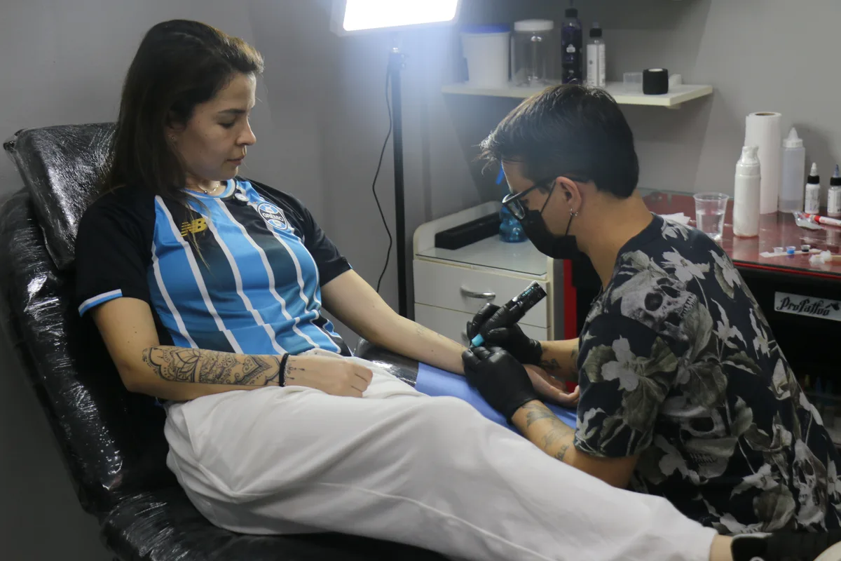 Torcedora do Grêmio eterniza Pavon em tatuagem ao lado de Renato e Luan; conheça a história