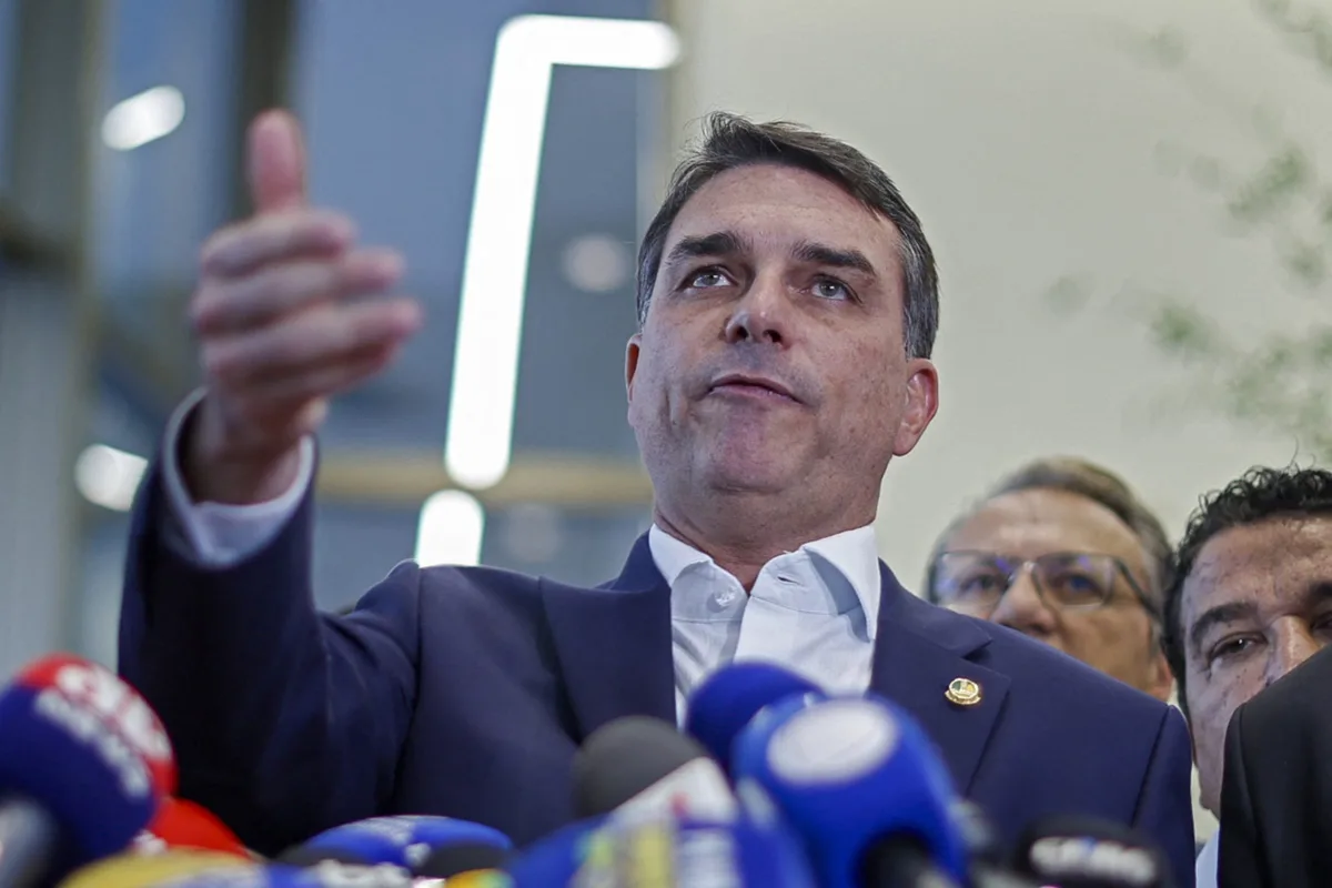 O novo trocadilho do PT para associar Flávio Bolsonaro a Vorcaro