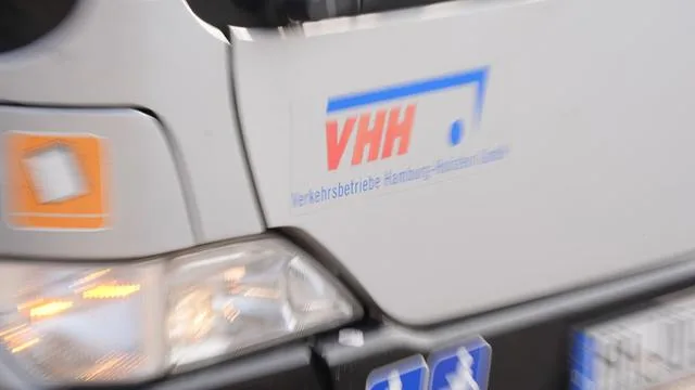 Unfälle: E-Bus prallt gegen Laternenmasten – Fahrer im Krankenhaus