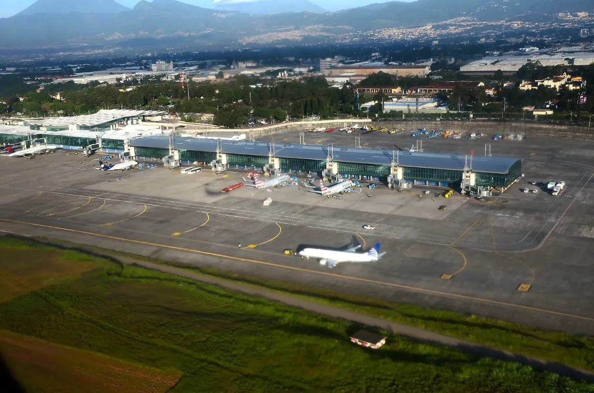 Avioneta Cessna 210 sufre un accidente durante el despegue en el Aeropuerto Internacional La Aurora lo que obligó a la suspensión de operaciones por una hora
