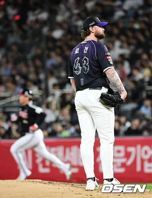 [사진]오지환에게 솔로포 내준 KT 선발 로건 앨런