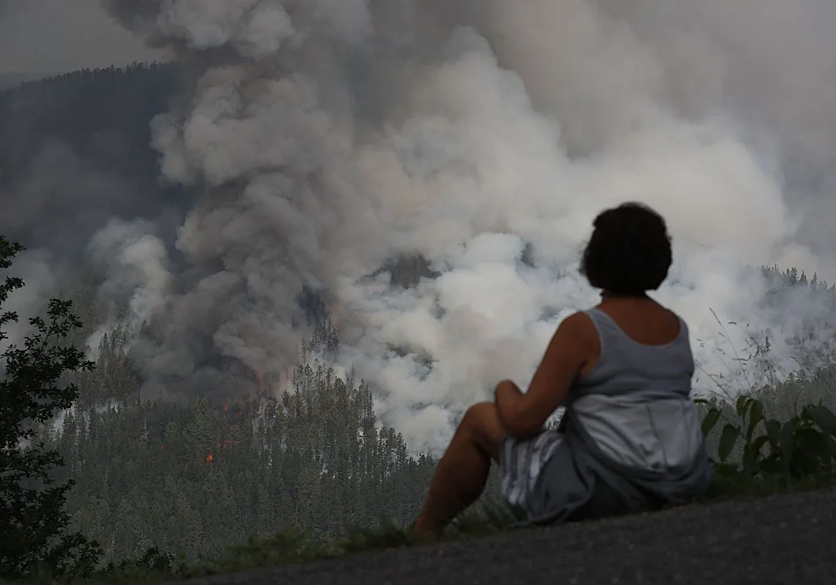 El incendio de Quiroga abrasa 320 hectáreas y moviliza medios estatales